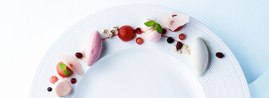 Confierter Pfirsich in Olivenöl-Thymian-Fond mit Riesling Sorbet
