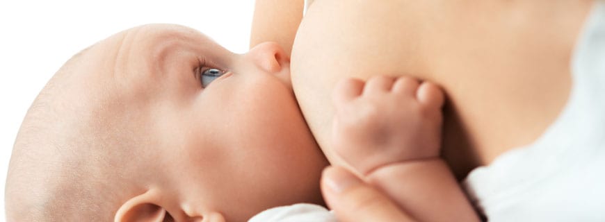 Baby an der Mutterbrust