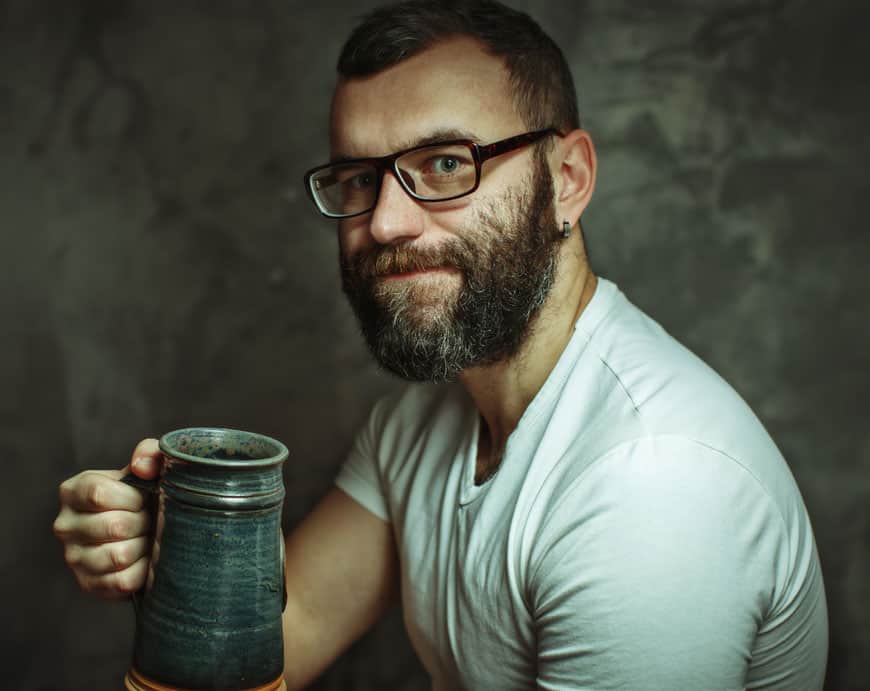 bärtiger Biertrinker mit Steinkrug