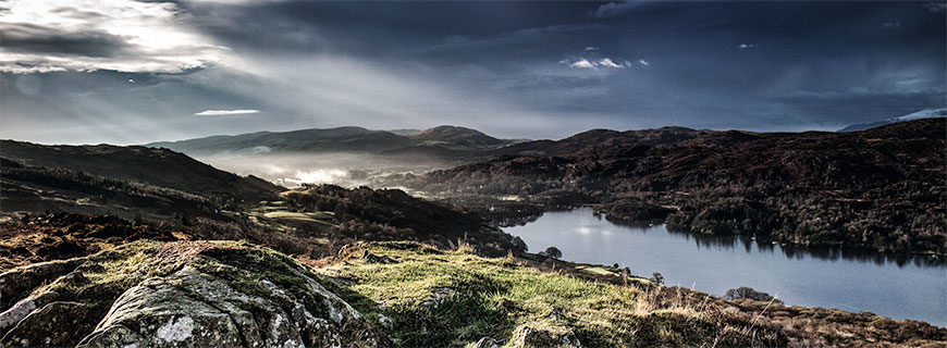 Pure Natur in der Region Cumbria: Coniston Water ist der drittgrößte See im englischen Lake District Pure Natur in der Region Cumbria: Coniston Water ist der drittgrößte See im englischen Lake District