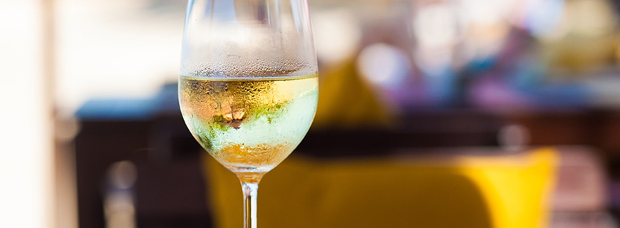 Weinglas mit Weißwein
