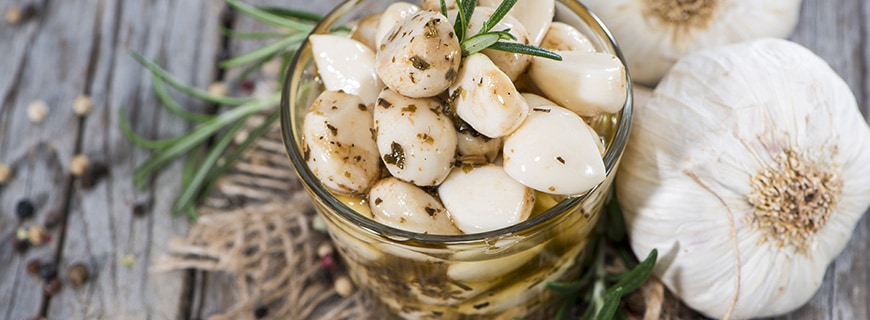 Eingelegte Knoblauchzehen