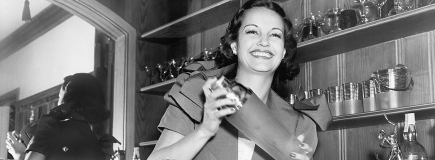 Frau, die einen Cocktail schüttelt
