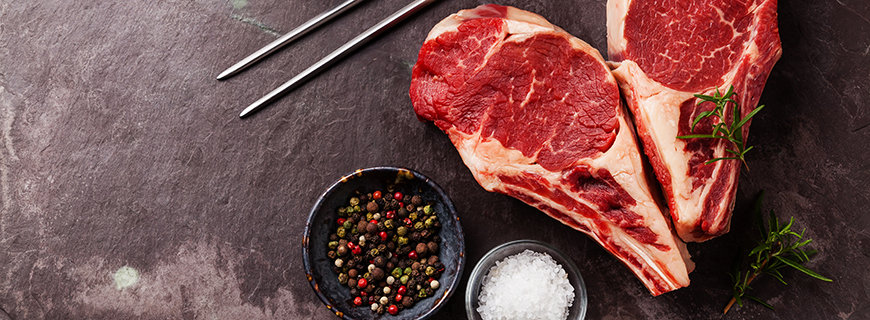 rotes Fleisch rotes rohes Fleisch, Salz und Pfeffer