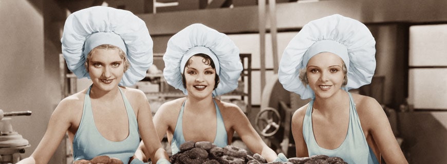 leichtbekleidete Frauen in der Küche