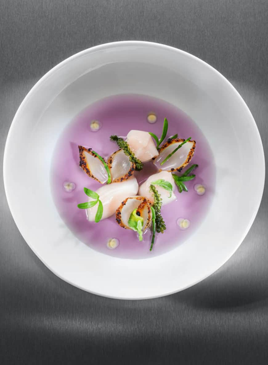 Header_3_Andre_Chiang-Hangar_7-Jakobsmuscheln-Blumenkohlconsomme_Zwiebel