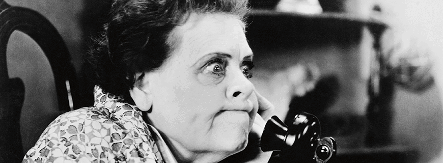 Eine frau greift verärgert zum Telefonhörer