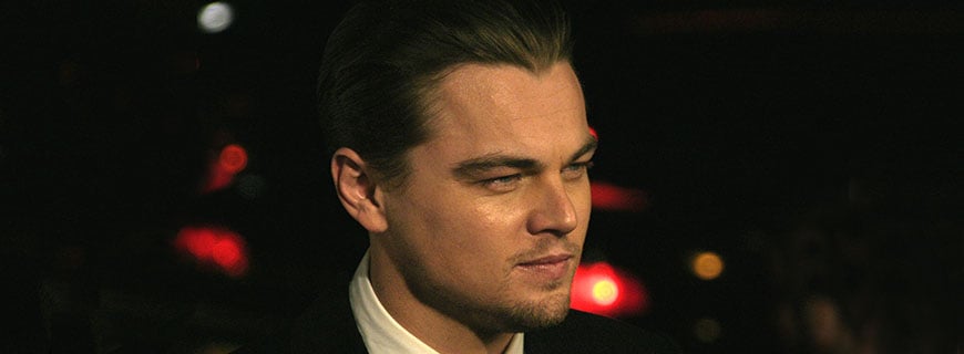 Leonardo DiCaprio plant umweltfreundliches Hotelprojekt Leonardo DiCaprio zusehen vor schwarzem Hintergrund