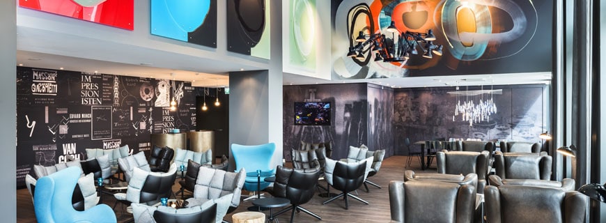 One Lounge mit Kunstwerk Soundscape von Smash 137 sowie Postercollage
