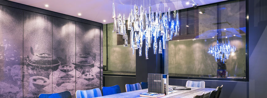 One Lounge mit Tu-Be-Lüster von Ingo Maurer