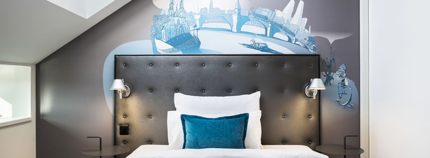 Zimmer mit Stadtmotiv