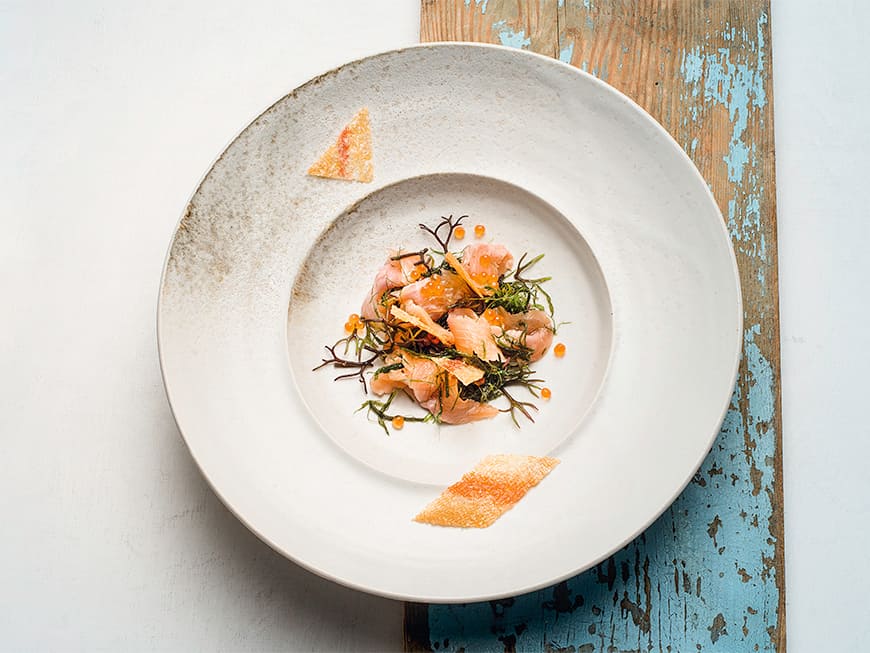 Ceviche von der Goldforelle mit Algensalat und Fischchips