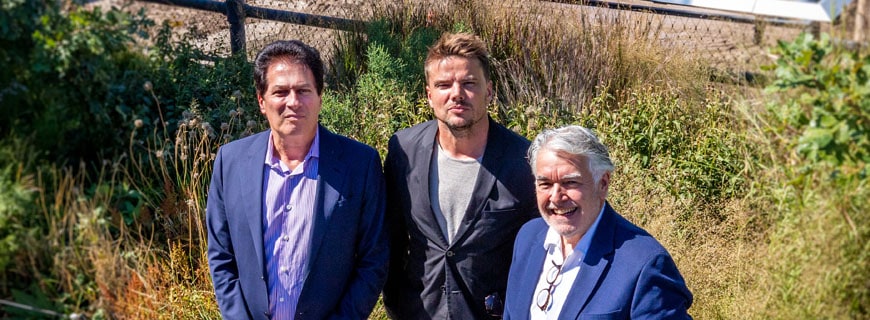 Von links nach rechts: Ziel Feldman, Chairman und Founder von HFZ Capital Group, Bjarke Ingels, Founding Partner von BIG (Bjarke Ingels Group) mit Neil Jacobs, Chief Executive Officer von Six Senses Hotels Resorts Spas 
