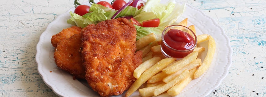 Schnitzel mit Pommes und Salat