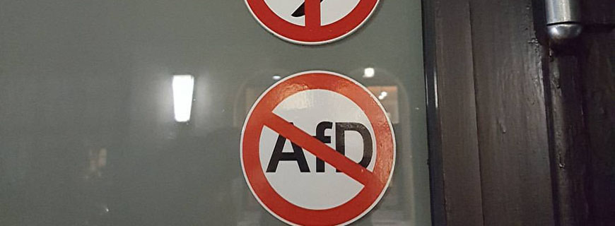 Sticker an der Türe des Restaurants Nobelhart & Schmutzig