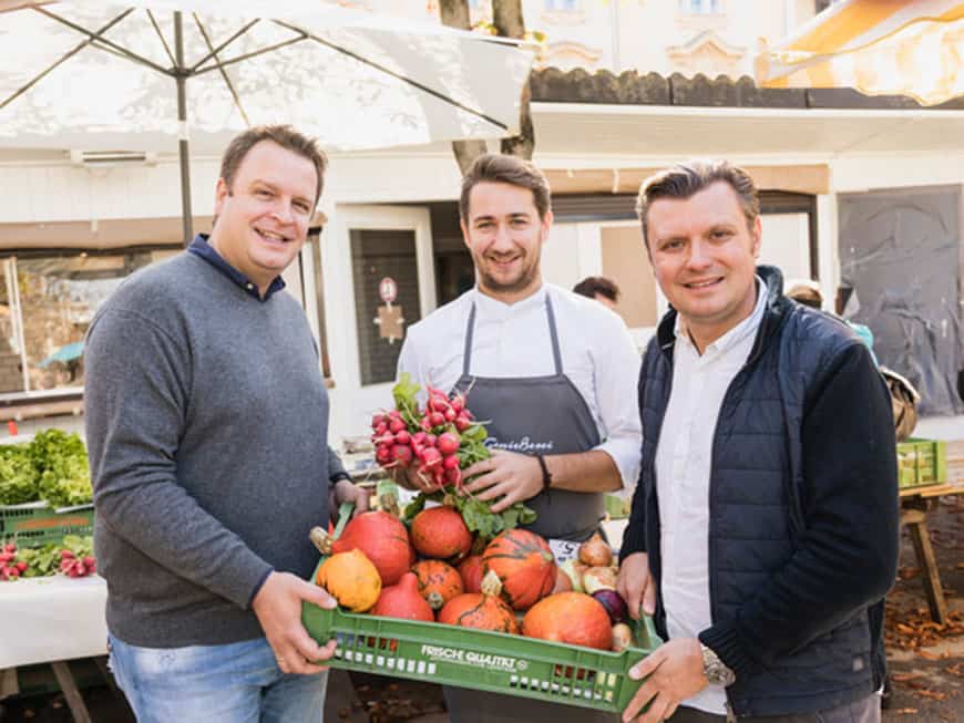 Walter Triebl mit Kollegen am Markt