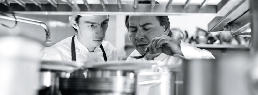  Küchenchef Jean-Christophe Ansanay-Alex beim Vorkosten 
