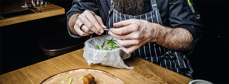 Norman Wegner ist ein Profi am Teller: Seine Kompositionen sind überraschend, spannend und sorgen für einen Augenschmaus im Restaurant Hase & Igel in Düsseldorf. Norman Wegner ist ein Profi am Teller: Seine Kompositionen sind überraschend, spannend und sorgen für einen Augenschmaus im Restaurant Hase & Igel in Düsseldorf.