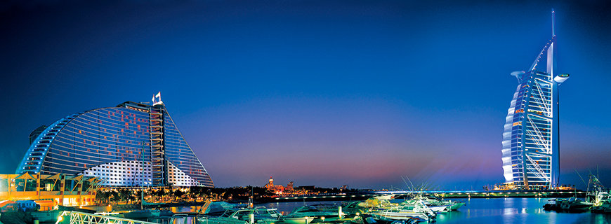 Dubai bei Nacht, eingetaucht in ein Lichtermeer