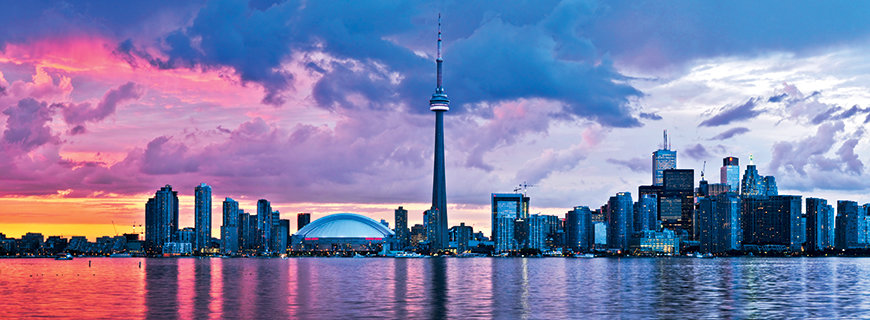 die Skyline von Toronto die Skyline von Toronto während der Dämmerung unter rosarotem Himmel