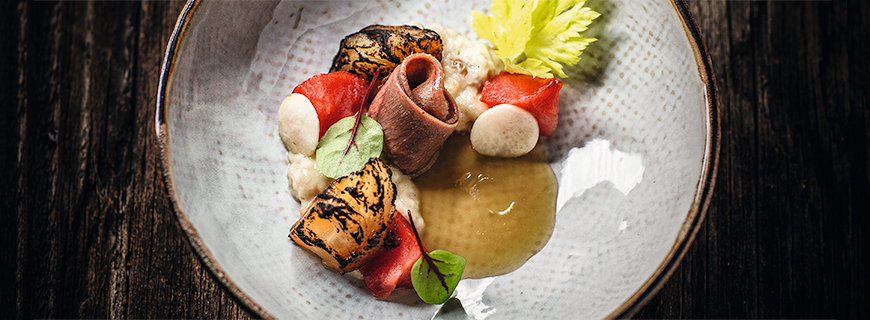 Milchkalbszunge mit Semmelkren, Apfel und Sellerie Die Speise Milchkalbszunge mit Semmelkren, Apfel und Sellerie auf einem Teller angerichtet.