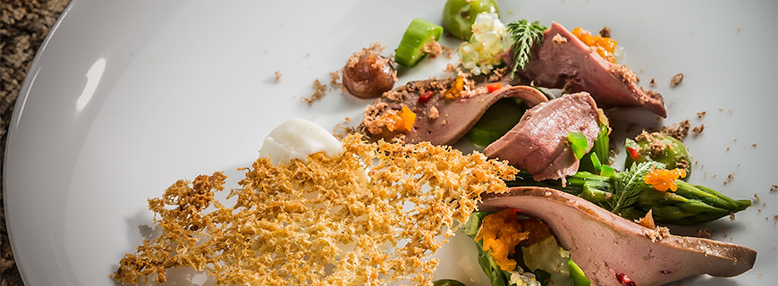 Herz und Leber von Nuart’s Milchlamm Herz und Leber von Nuart’s Milchlamm – Lammschmorsaft mit Jalapeños, Holunder-Latwerge, Holunderblüten und Honigwachs-Panna Cotta