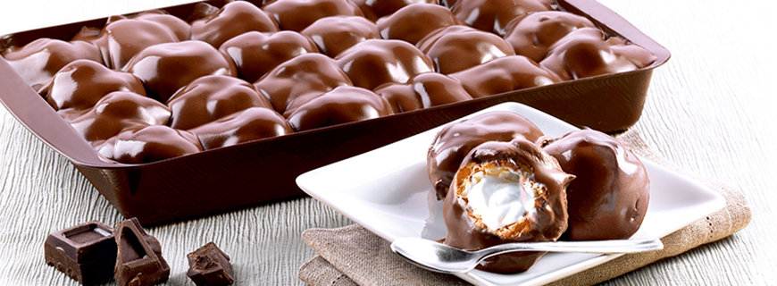 köstlich aussehendes Schokodessert mit weißer füllung