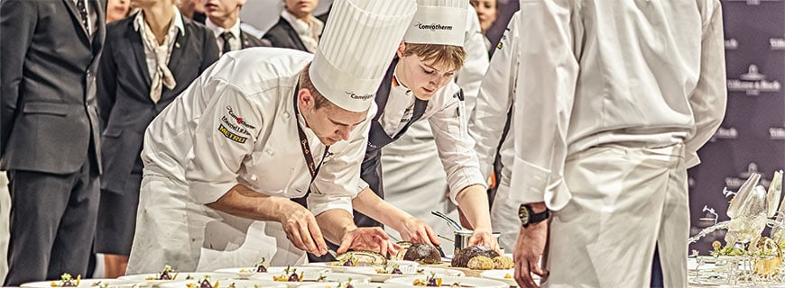 Marvin Böhm (li.) und seine Commis Hanna Karthaus beim Bocuse-d’Or-Finale