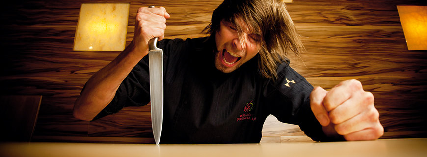 Christian Winkler Christian Winkler mit einem Messer dass er in den Tisch rammt