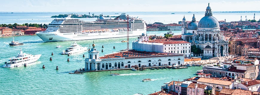 Schiff ahoi Ein Kreuzfahrtschiff fährt im Hafen aus