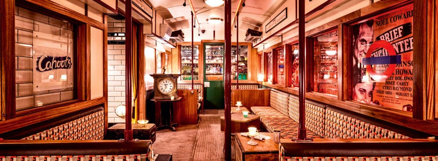 Bar in einer leer stehenden Londoner U-Bahn-Station 