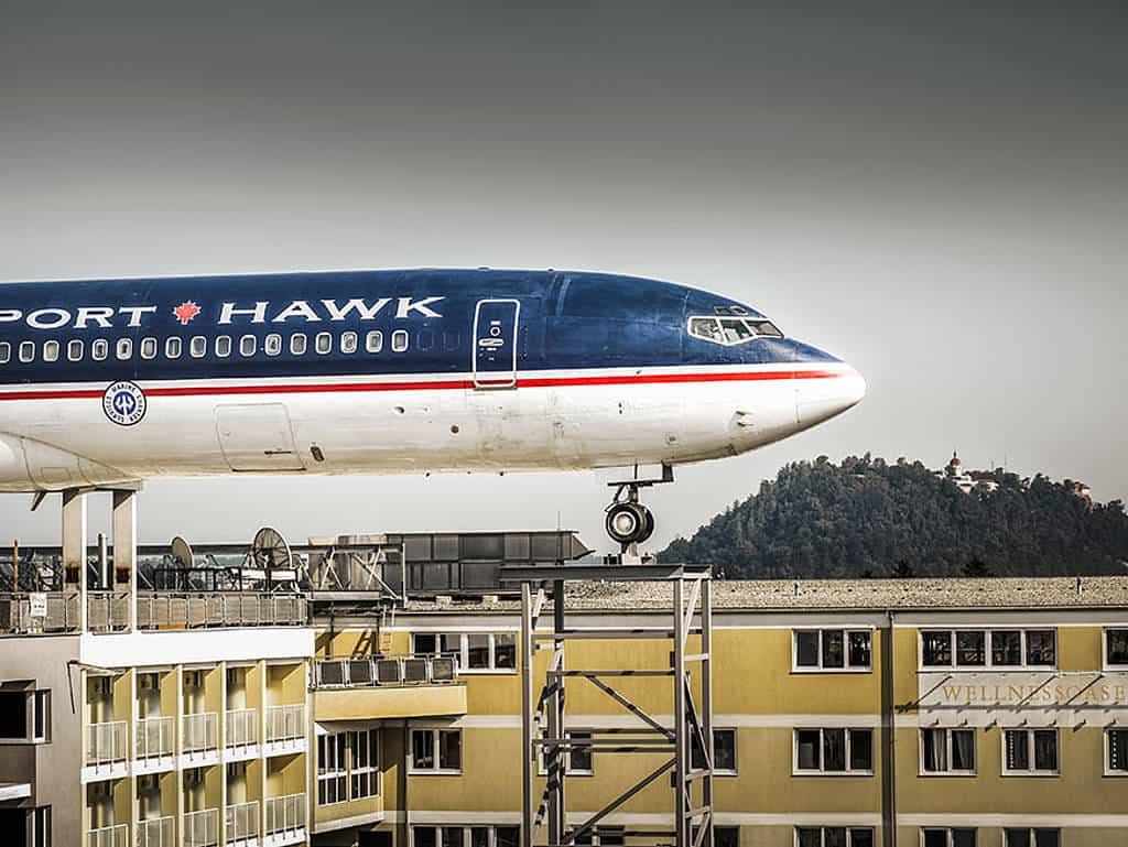 Boeing 727-200 auf den Dächern von Graz