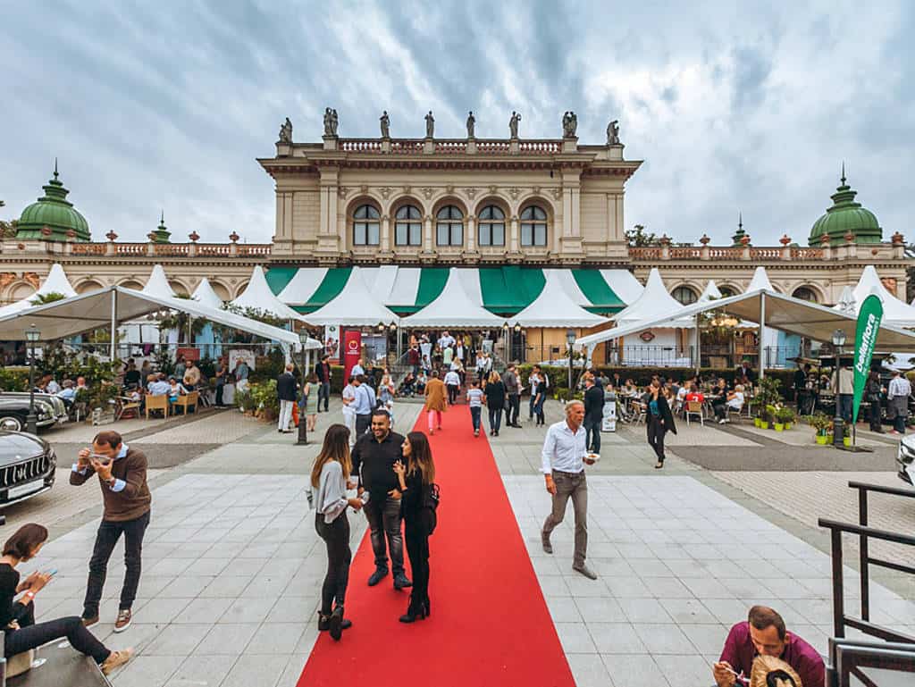 ein Roter Teppich führt zum grossen Haubenfestival