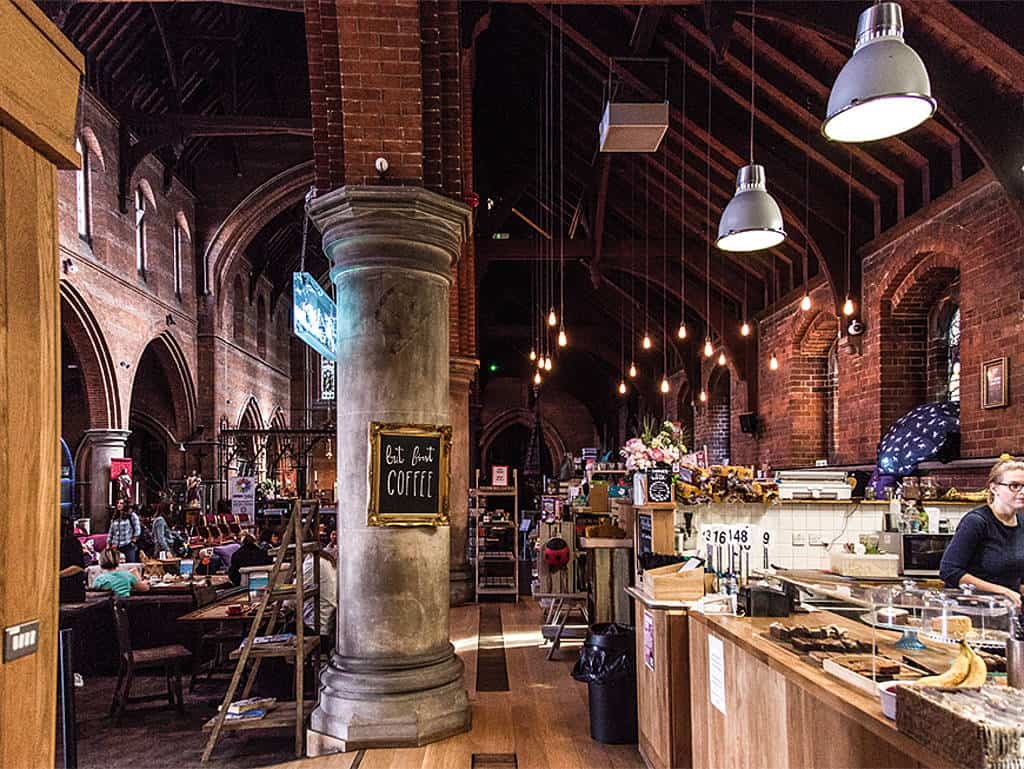 Die Kaffeehausatmo im Kirchengebäude. Die Kaffeehausatmo im Kirchengebäude.
