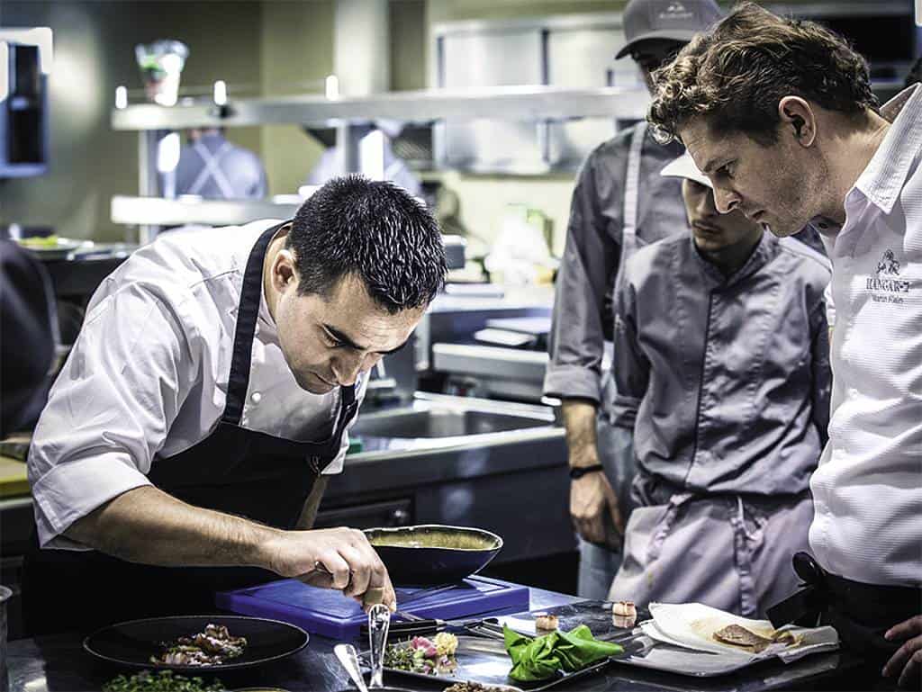 Paolo Casagrande beim kochen mit azzubis