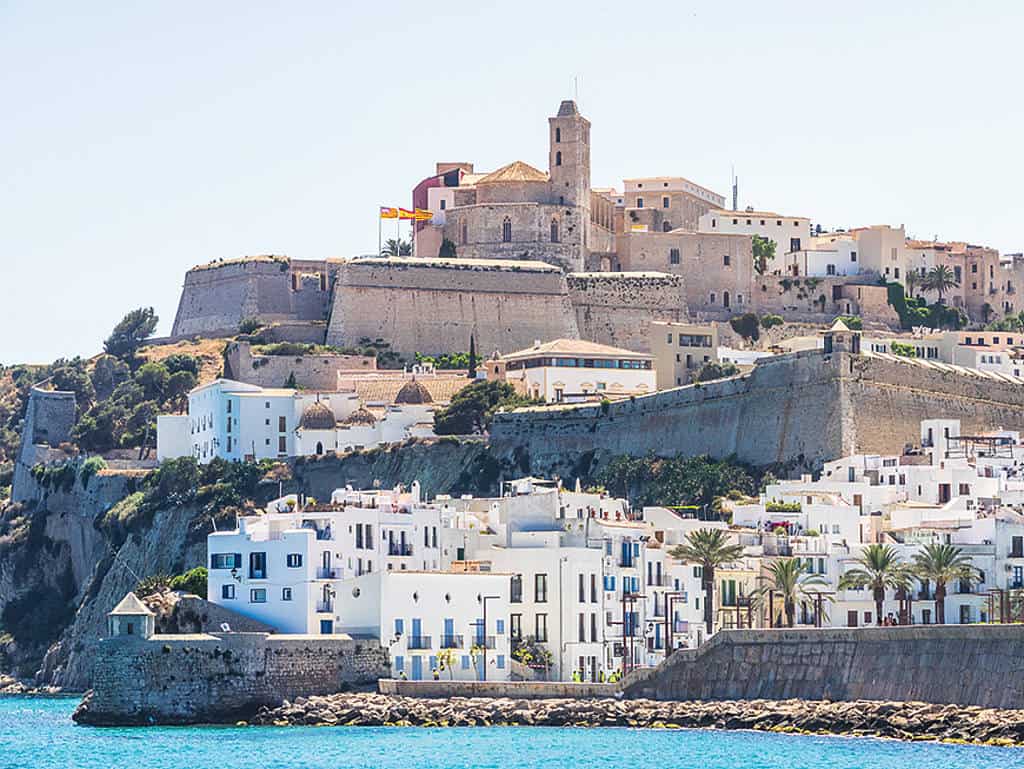 Ibiza: Anziehungspunkt für Reisende aus der ganzen Welt. Ibiza: Anziehungspunkt für Reisende aus der ganzen Welt.