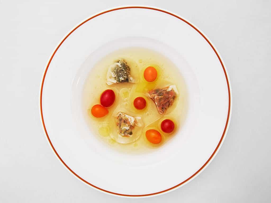 Fines ravioles potagères multicolores consommé d’été