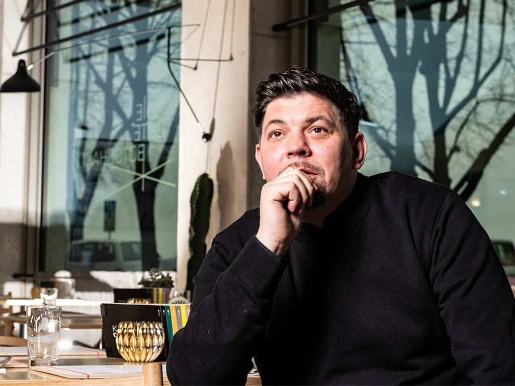 Tim Mälzer blickt nachdenklich in die ferne