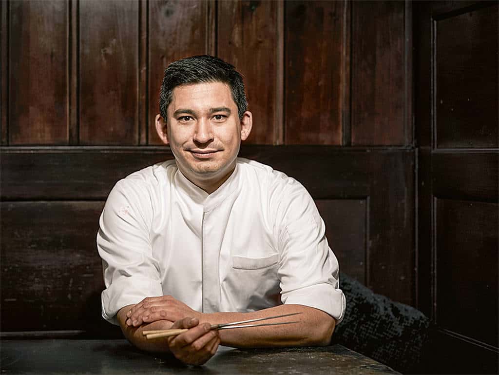 Tohru Nakamura mit Stäbchen