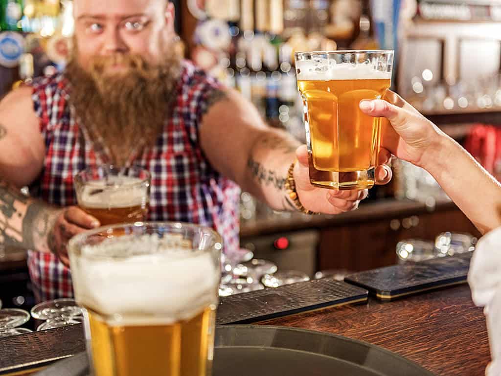Dicke Kellner bringen mehr Umsatz Dicker Kellner schenkt Bier aus