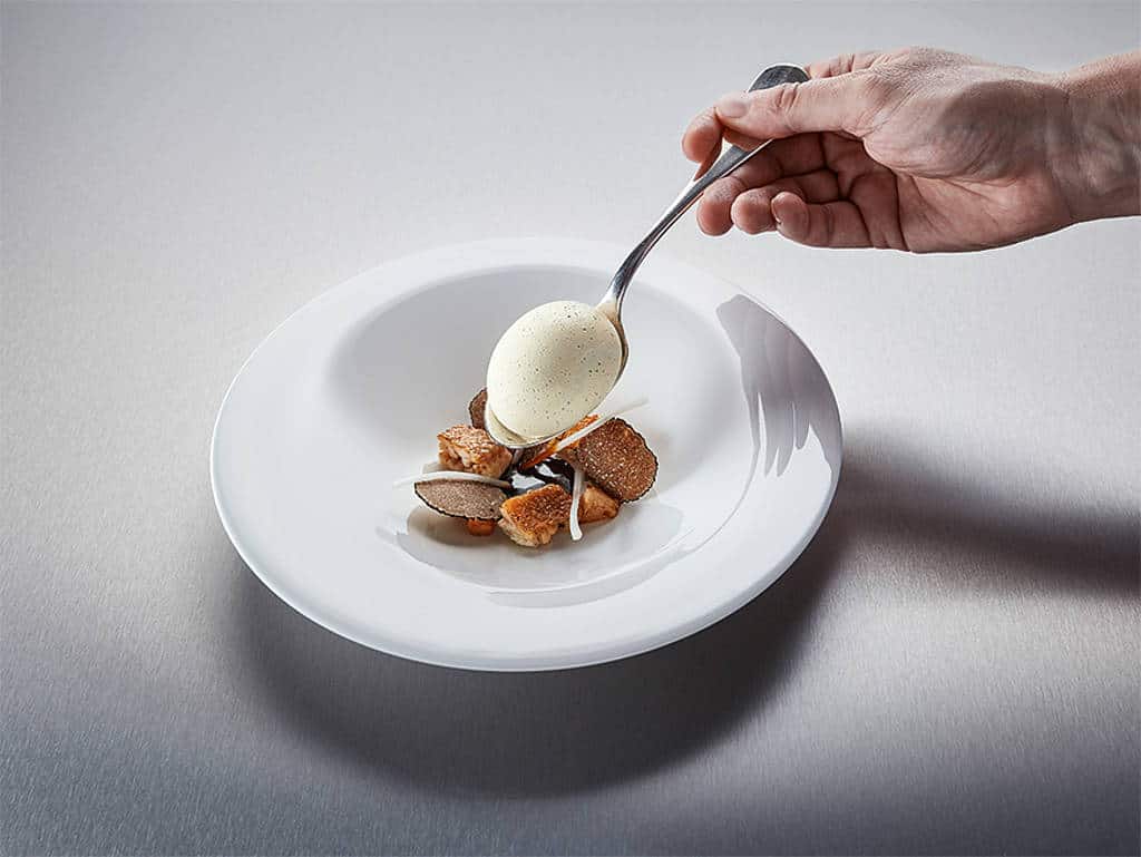 Huhn im Ei, knusprige Chickenwings, Spargel