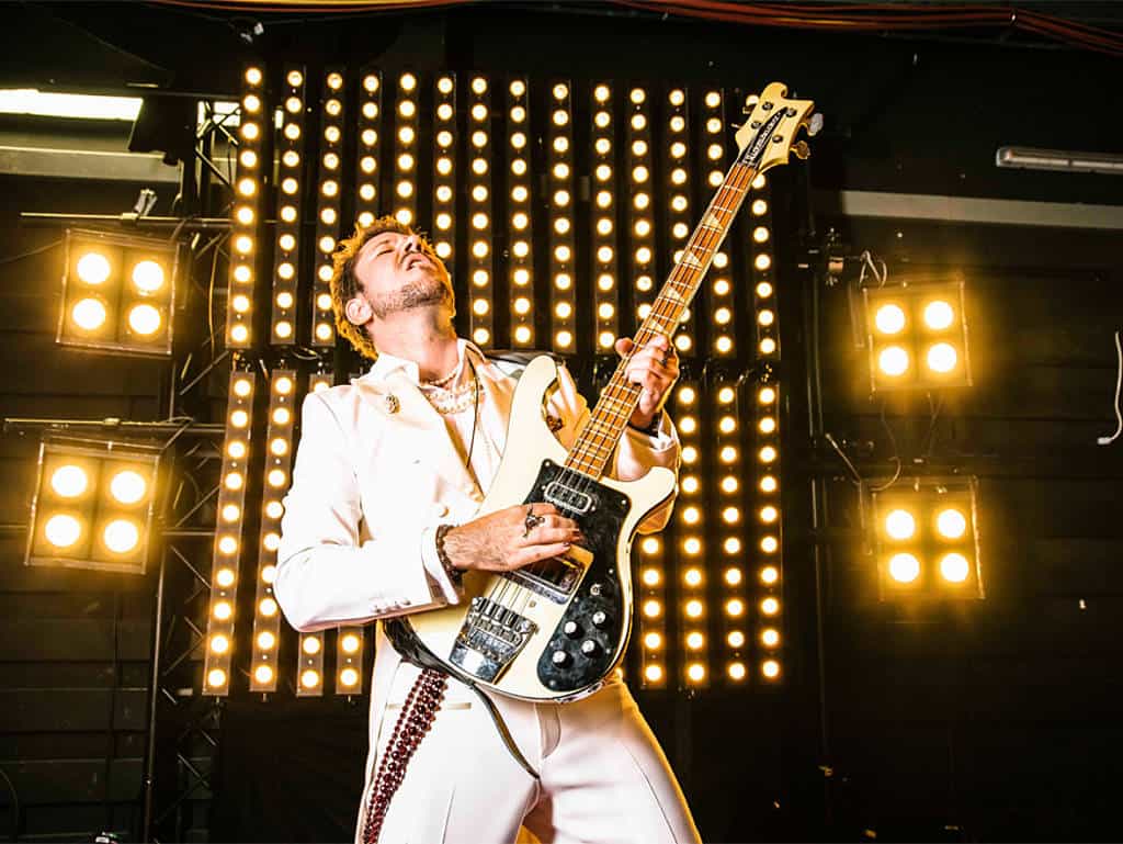 Justin auf der Bühne mit E-Gitarre voller Emotion