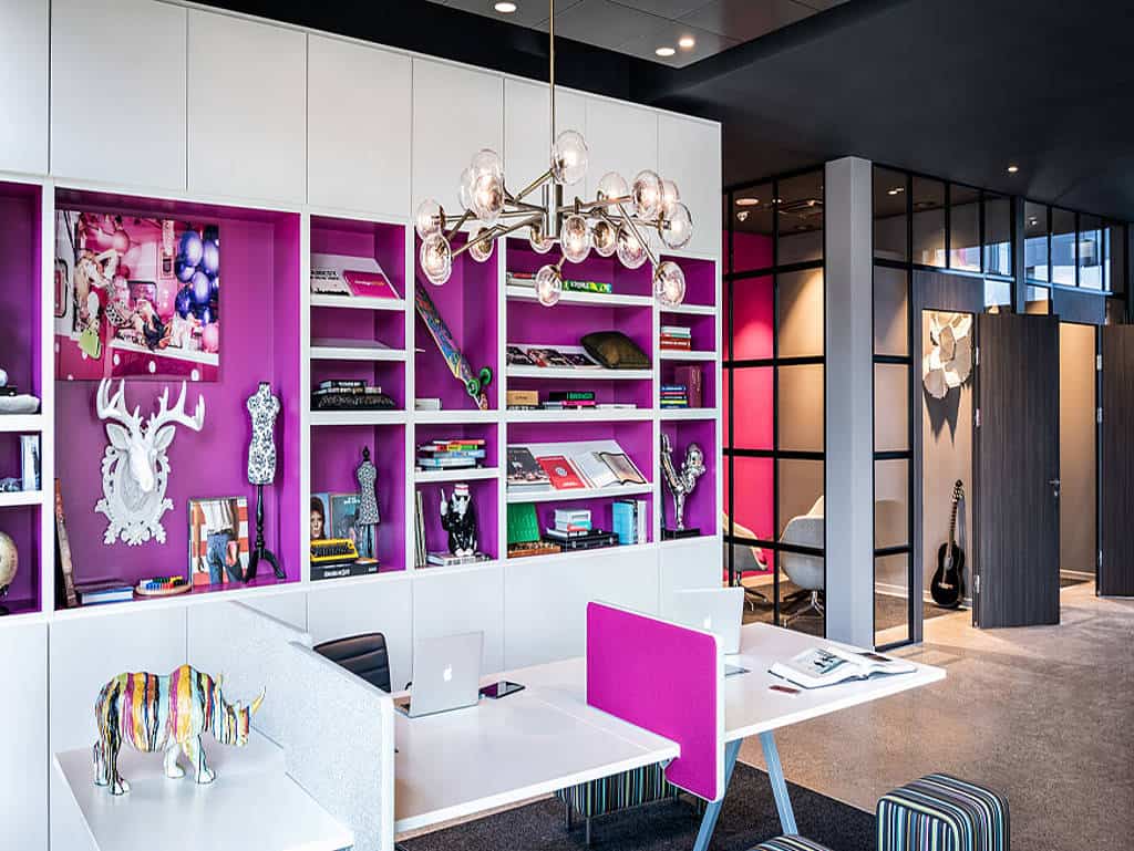 Aufälliges Pink und friedliches Weiß – das ist Moxy-Style