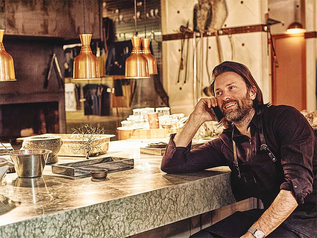 Der sympathische Ekstedt am Tresen seines Restaurants Ekstedt. Der sympathische Ekstedt am Tresen seines Restaurants Ekstedt