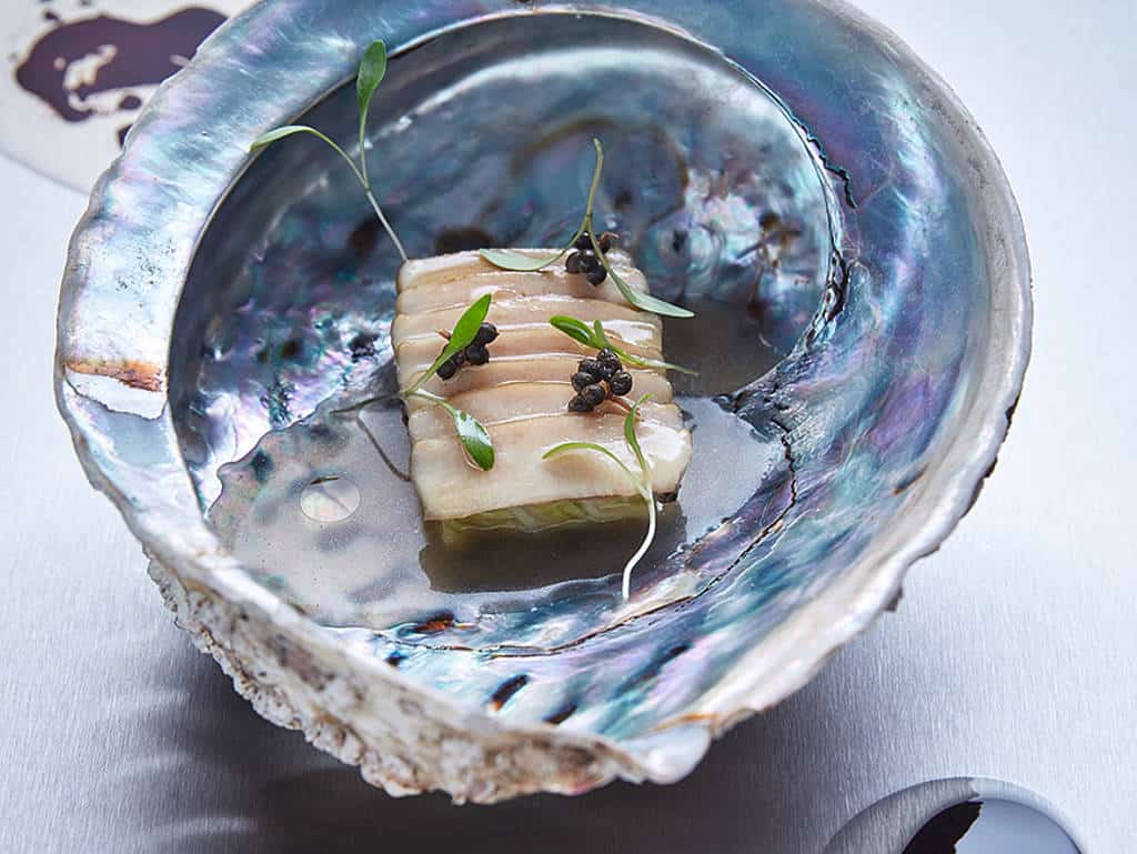 Abalone mit Kohl und Sichuan Pfeffer