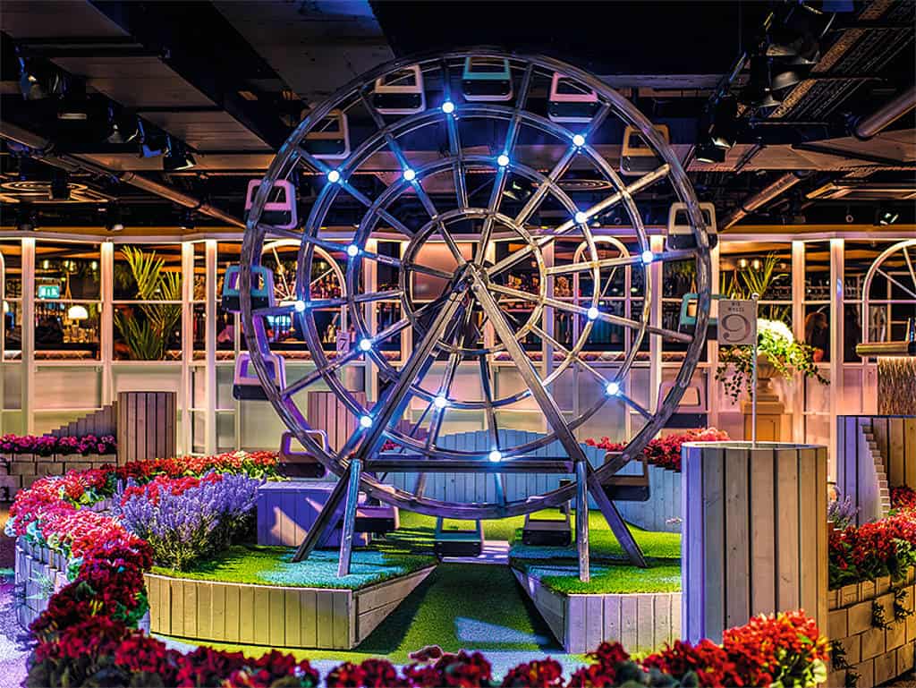 Indoor-Minigolfplatz mit verrückten Hürden Indoor-Minigolfplatz mit verrückten Hürden
