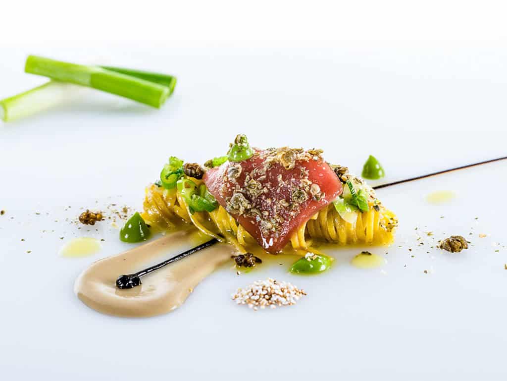 Kamutspaghetti mit Thunfisch Zwiebellauch und Kapern
