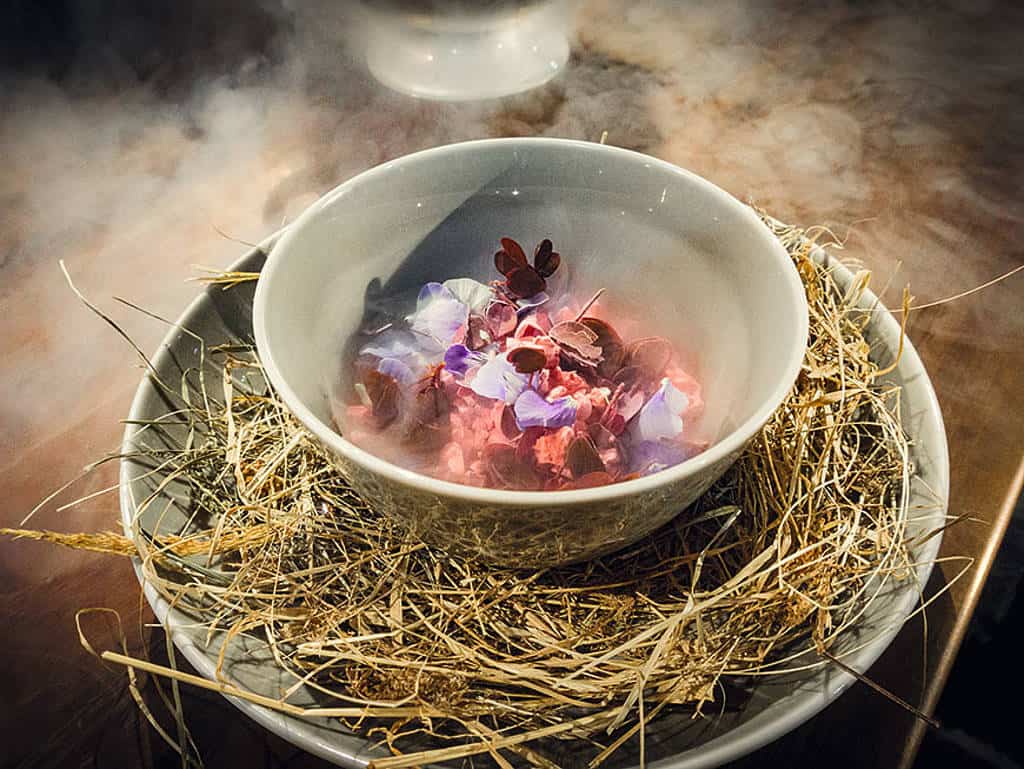 Mara-de-Bois-Erdbeeren mit Cookies-Streusel & Himbeer-Litchi-Popcorn