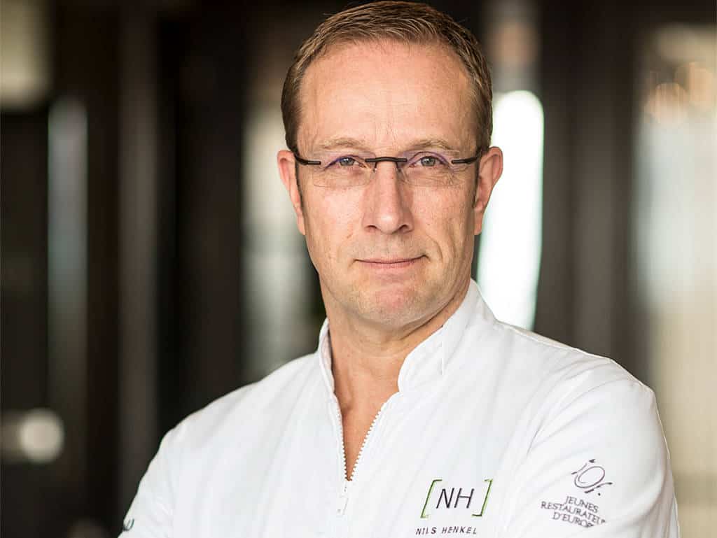 Nils Henkel lächelt ganz so als wüsste er ein Geheimnis Nils Henkel lächelt ganz so als wüsste er ein Geheimnis