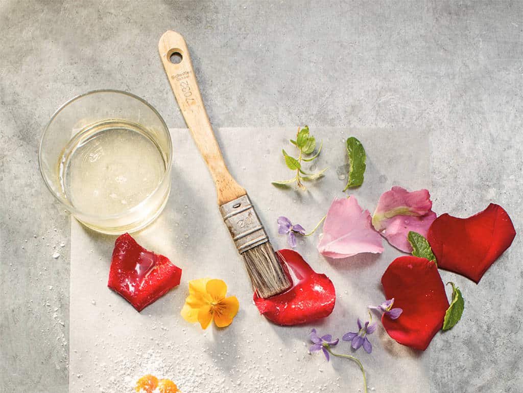 Kandierte Blüten: Richard Rauch setzt Blüten gekonnt in Szene (erschienen im Jahreszeitenkochbuch Frühling, Brandstätter Verlag) Kandierte Blüten: Richard Rauch setzt Blüten gekonnt in Szene (erschienen im Jahreszeitenkochbuch Frühling, Brandstätter Verlag)